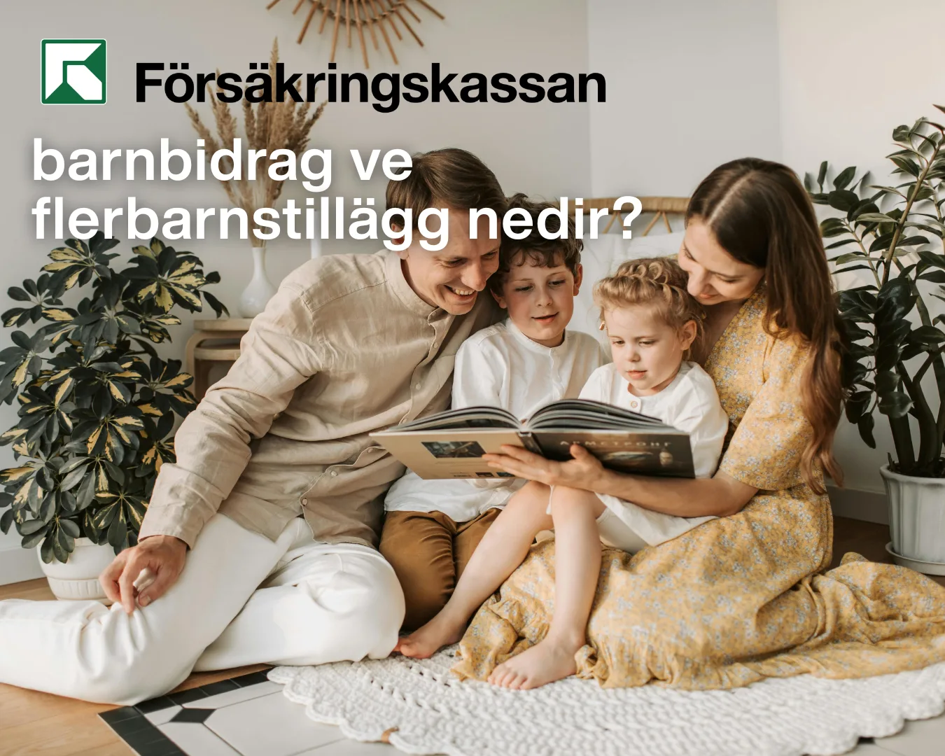 Försäkringskassan: barnbidrag ve flerbarnstillägg nedir?" yazılı bu görselde, bir aile oturma odasında kitap okuyor. Ebeveynler ve iki çocuk, rahat bir ortamda bir araya gelmiş, kitapla meşgul. İsveç'teki çocuk yardımları (barnbidrag ve flerbarnstillägg) hakkında bilgi mi arıyorsunuz? İhtiyacınız olan güncel ve resmi bilgilere ulaşın.