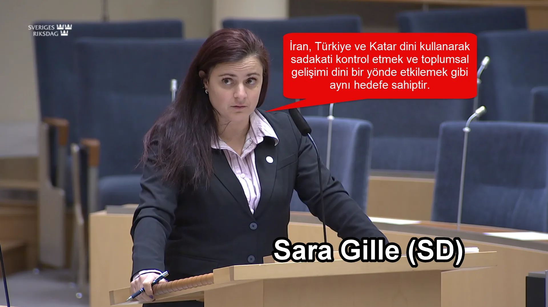 İsveç Riksdag'ında kürsüde konuşma yapan Sverigedemokraterna (SD) milletvekili Sara Gille'in fotoğrafı. Kırmızı bir konuşma balonunda "İran, Türkiye ve Katar dini kullanarak sadakati kontrol etmek ve toplumsal gelişimi dini bir yönde etkilemek gibi aynı hedefe sahiptir." ifadesi yazıyor.