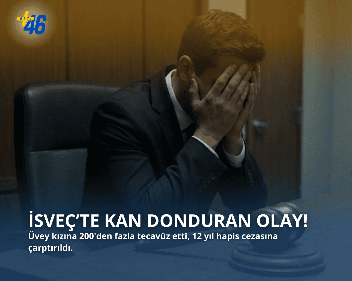 Mahkeme salonunda yüzünü elleriyle kapatmış, takım elbiseli bir adam ve önünde duran hakim tokmağı. Görselin alt kısmında "İSVEÇ'TE KAN DONDURAN OLAY! Üvey kızına 200'den fazla tecavüz etti, 12 yıl hapis cezasına çarptırıldı." yazısı yer alıyor.