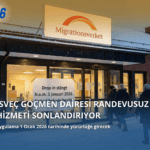 Karlı bir kış gününde İsveç Göçmen Dairesi (Migrationsverket) binasının dış cephesi ve giriş kapısı. Görselin üzerinde 'İsveç Göçmen Dairesi Randevusuz Hizmeti Sonlandırıyor' manşeti, altında 'uygulama 1 Ocak 2026 tarihinde yürürlüğe girecek' bilgisi ve sol üst köşede arti46 logosu yer almaktadır.