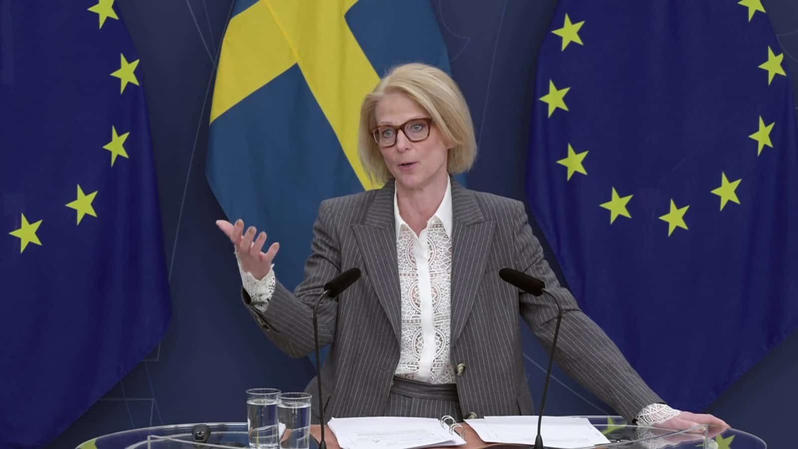 İsveç Maliye Bakanı Elisabeth Svantesson, 2026 yılı ekonomik büyüme öngörülerini ve hükümetin toparlanma stratejisini basın toplantısında açıklıyor.