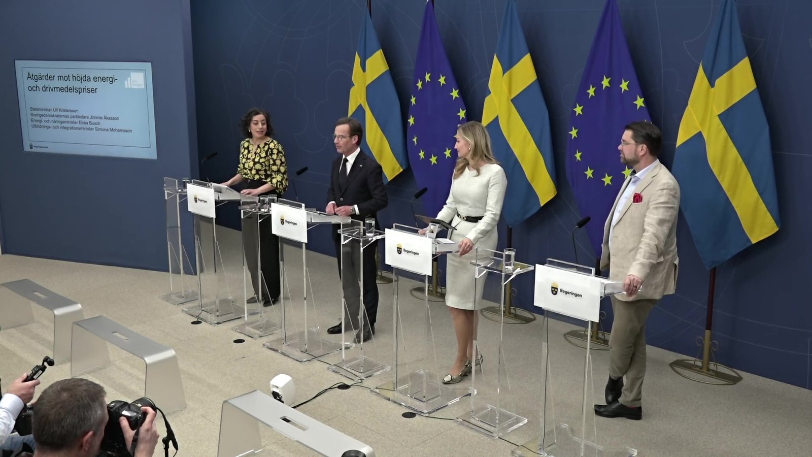 İsveç Başbakanı Ulf Kristersson, Ebba Busch, Jimmie Åkesson ve Simona Mohamsson enerji ve akaryakıt fiyatları destek paketi basın toplantısında, İsveç ve AB bayrakları önünde.
