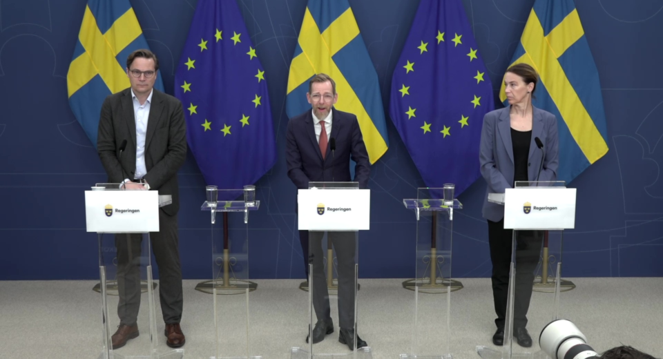 Erik Sturegård: Tillförordnad statsepidemiolog vid Folkhälsomyndigheten. Jakob Forssmed (KD): Sveriges socialminister. Olivia Wigzell: Generaldirektör för Folkhälsomyndigheten.