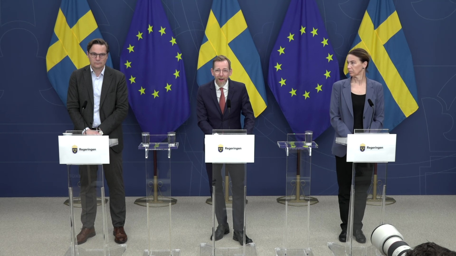 Erik Sturegård: Tillförordnad statsepidemiolog vid Folkhälsomyndigheten. Jakob Forssmed (KD): Sveriges socialminister. Olivia Wigzell: Generaldirektör för Folkhälsomyndigheten.