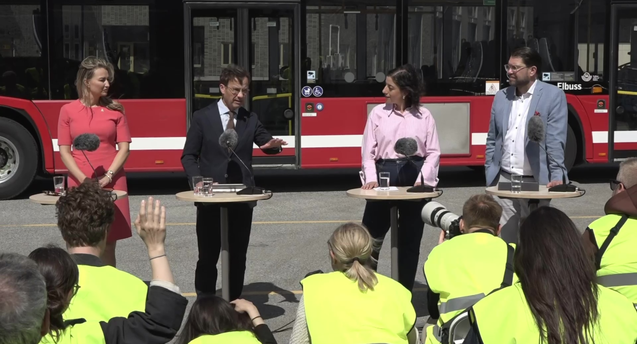 Otobus önunde Isvec basbakani Ulf Kristersson ve dahasi