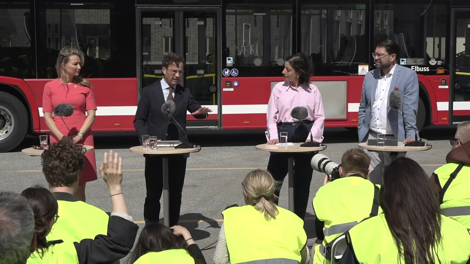 Otobus önunde Isvec basbakani Ulf Kristersson ve dahasi